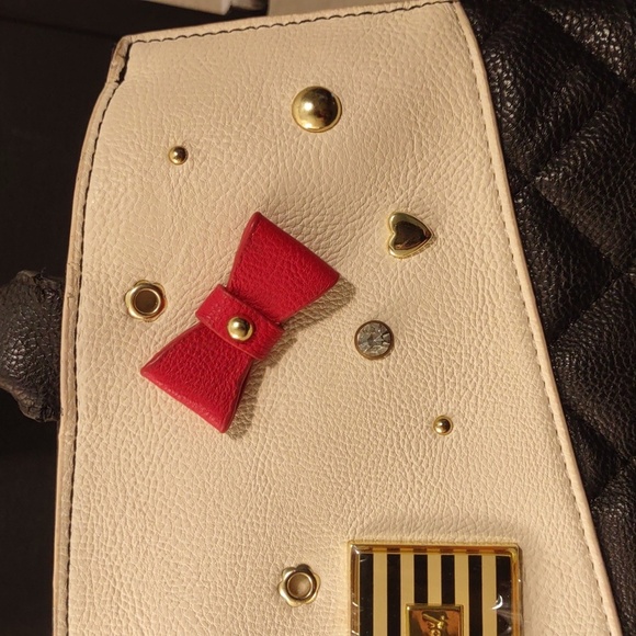 PRE USED BETSEY JOHNSON CREAM AND BLACK BOW TIE LIP STICK QUILTED SATCHEL - Picture 3 of 14